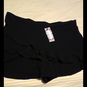 🎈BNWT BOOHOO SKORTS SIZE 1X (18) BLK